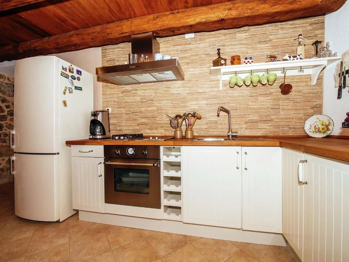 אוברובץ Stone House Near River Canyon 0*,