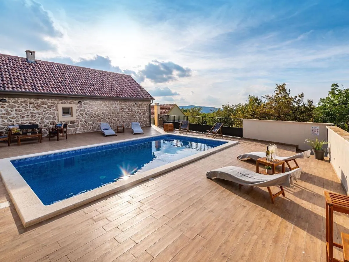 אוברובץ Stone House Near River Canyon