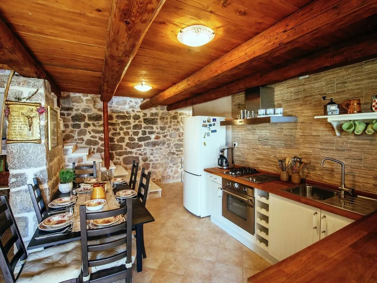 אוברובץ Stone House Near River Canyon 0*,