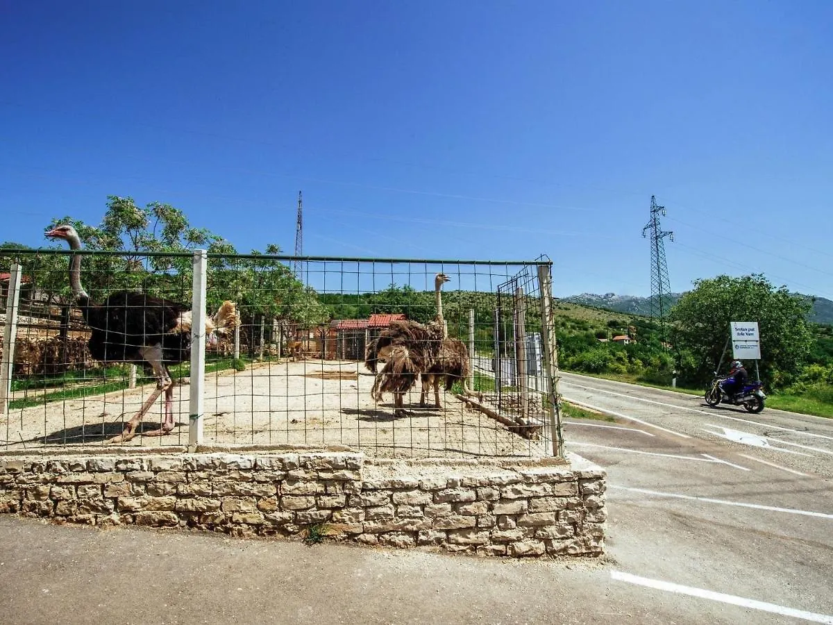 אוברובץ Stone House Near River Canyon 0*,