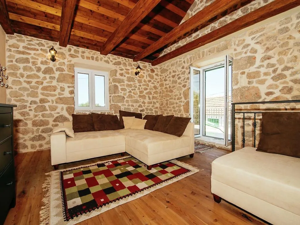 בית נופש אוברובץ Stone House Near River Canyon